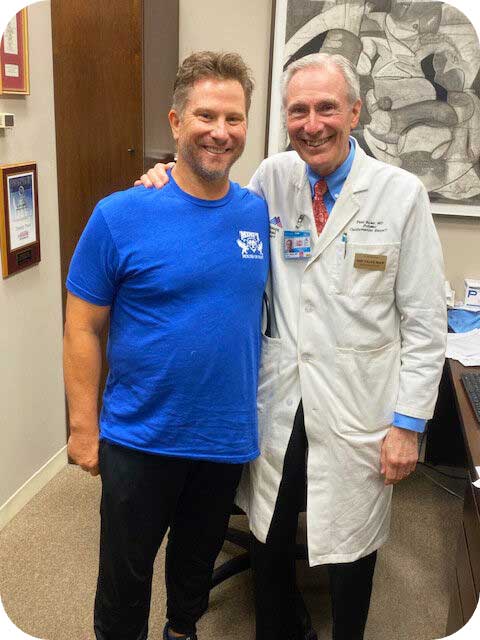 Dr. Paul Stelzer con paciente del procedimiento de Ross