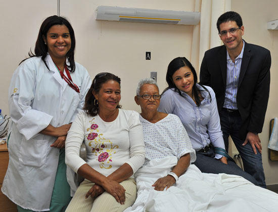 Ramona de la Cruz With Family & Doctors Before Surgery